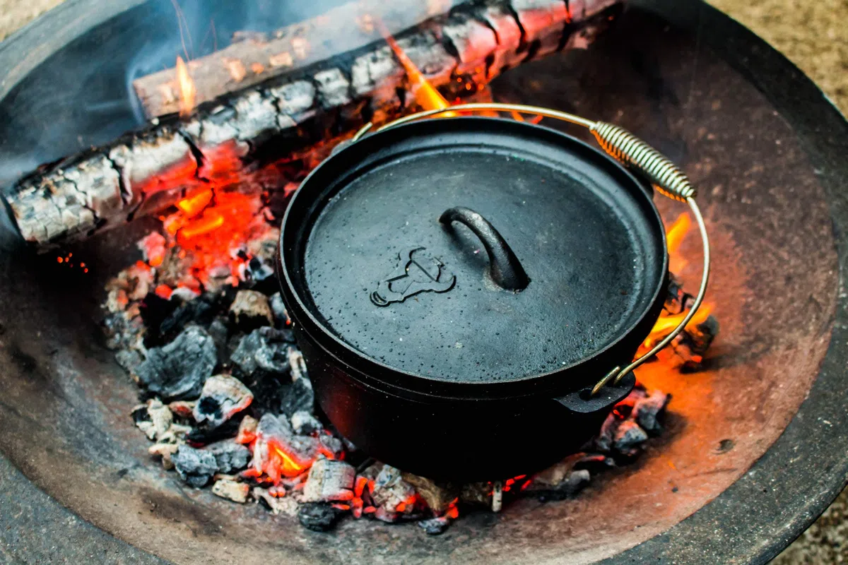 BBQ-Toro 8-teiliges Dutch Oven Set in Holzkiste | Gusseisen, bereits eingebrannt - preseasoned | Zubehör Set mit Dutch Oven, Holzkiste, Grillplatte, Stieltopf, Bratpfanne, Untersetzer, Deckelheber