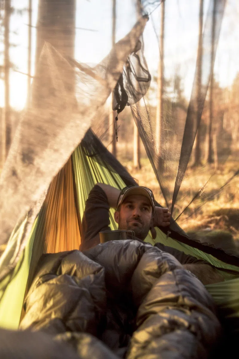 AMAZONAS Adventure Hero XXL – Ultraleichte Moskito-Hängematte mit Isomattenfach | Nur 555 g | Belastbar bis 150 kg | Ideal für Outdoor-Abenteuer