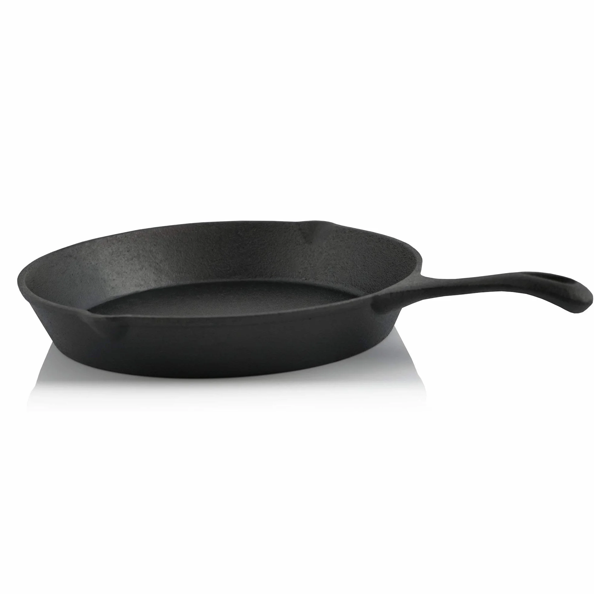 BBQ-Toro 8-teiliges Dutch Oven Set in Holzkiste | Gusseisen, bereits eingebrannt - preseasoned | Zubehör Set mit Dutch Oven, Holzkiste, Grillplatte, Stieltopf, Bratpfanne, Untersetzer, Deckelheber