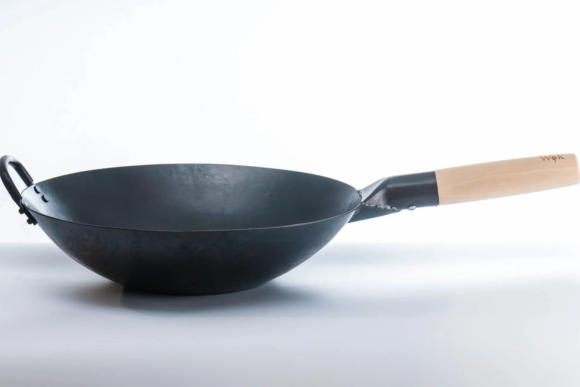 Craft Wok Black13 By Flacher, vorgeworfener Hämmerung Kohlenstoffstahl Wok mit Holz- und Stahlhilfsgriff (13 Zoll, flacher Boden)