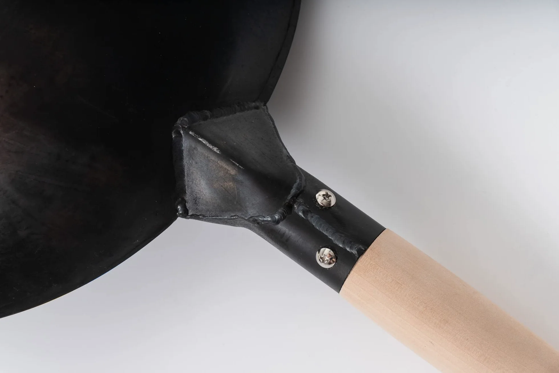 Craft Wok Black13 By Flacher, vorgeworfener Hämmerung Kohlenstoffstahl Wok mit Holz- und Stahlhilfsgriff (13 Zoll, flacher Boden)