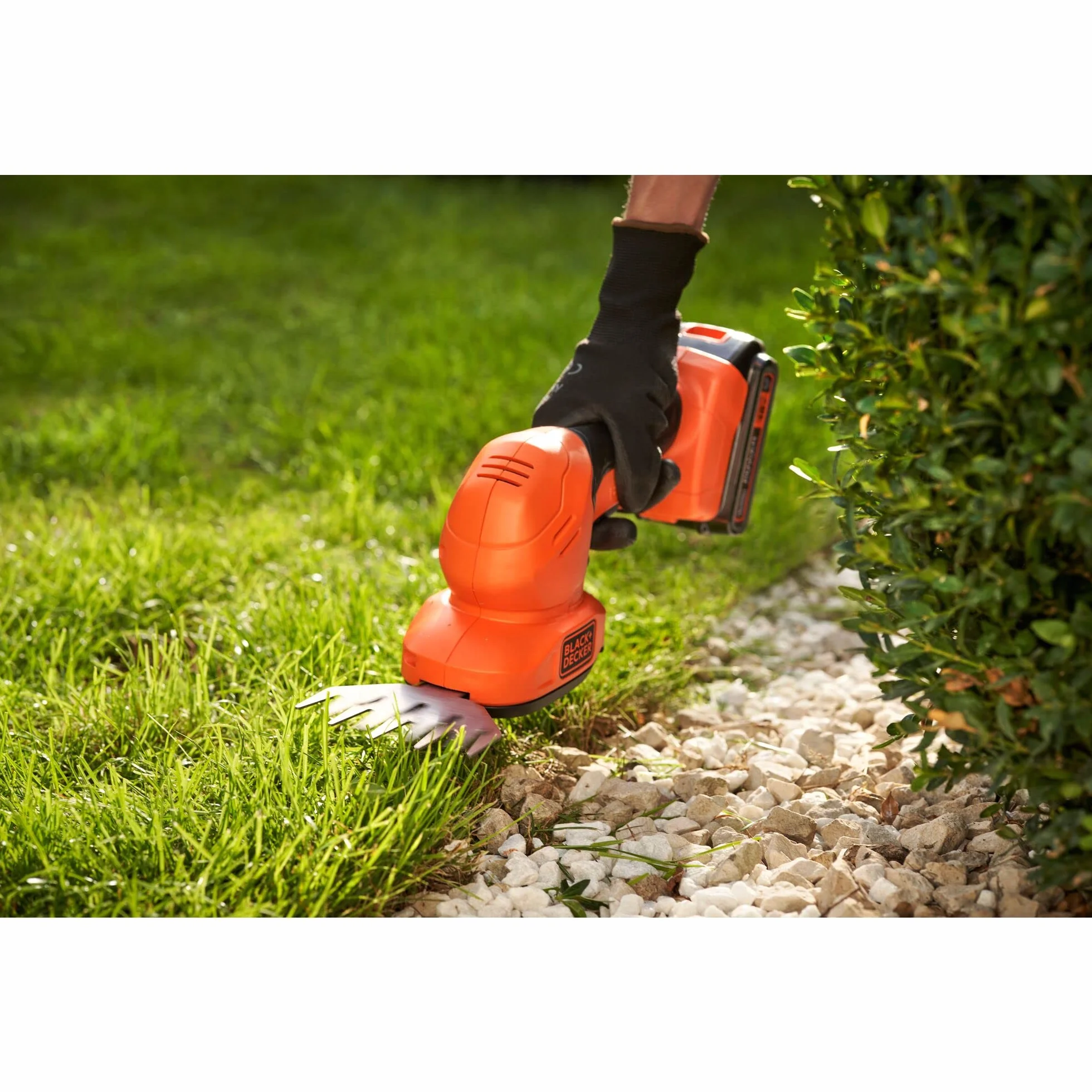BLACK+DECKER Grasschere und Strauchscheren Akku Set (18V, 2in1 Kombigerät, werkzeugloser Messerwechsel, Laufzeit ca. 60min, inkl. Strauchscherenmesser, Grasscherenmesser) BCSS18B