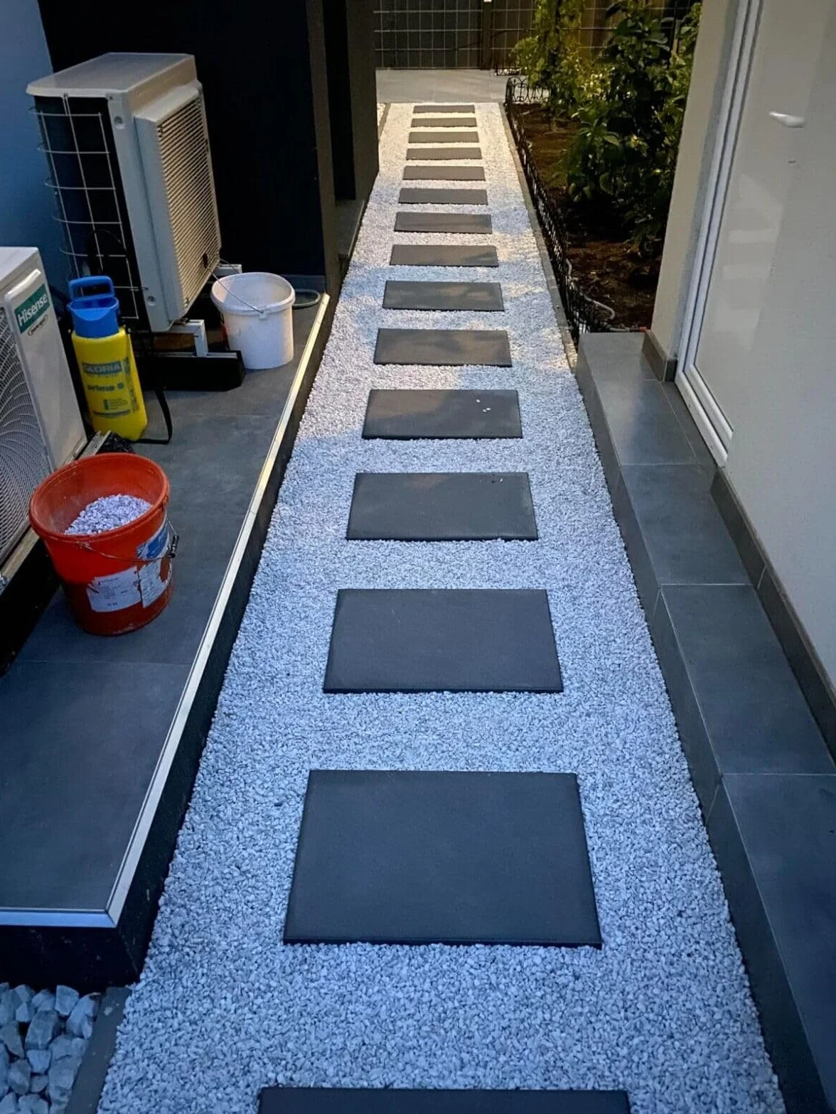 Kiesbinder/Kiesverfestiger (10L) Bindemittel für Kies Schotter und Mulch aller Art Mulchbinder Gartenbahn Steinweg Dauerhafte Bindung - Hält bis zu 3 Jahren.