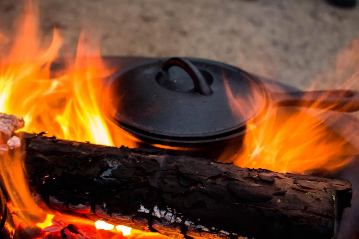 BBQ-Toro 8-teiliges Dutch Oven Set in Holzkiste | Gusseisen, bereits eingebrannt - preseasoned | Zubehör Set mit Dutch Oven, Holzkiste, Grillplatte, Stieltopf, Bratpfanne, Untersetzer, Deckelheber