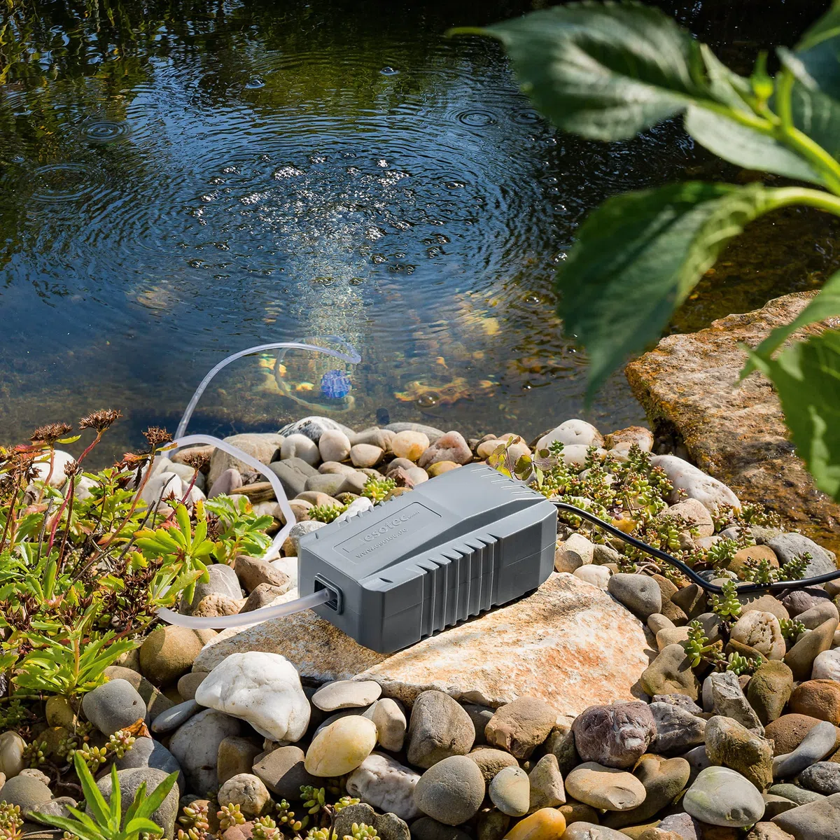 esotec Solar Teichbelüfter Set 6/130, LiFePO4 Akku-Speicher, Teichbelüftung, Sauerstoffpumpe 120 l/h, Luftpumpe, Solarpanel 6W, Erdspieß 101848