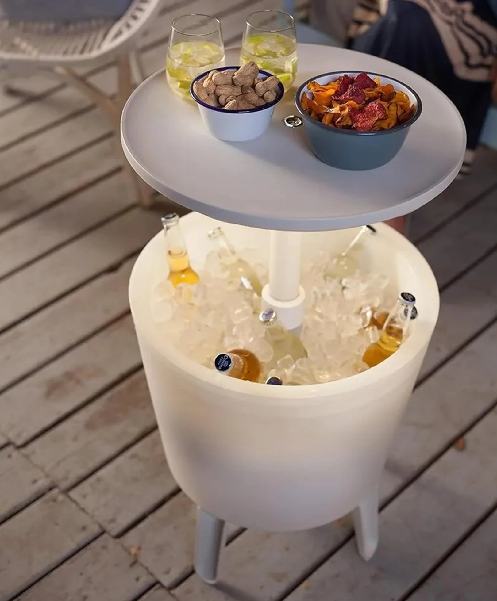 Keter lluminated Cool Bar, weiß, mit LED-Beleuchtung, Cocktailtisch, Beistelltisch inklusive Kühlbox-Funktion, wetterfest, Platz für bis 42 Getränkedosen, ca. L 49,5 x B 49,5 x H 57 cm