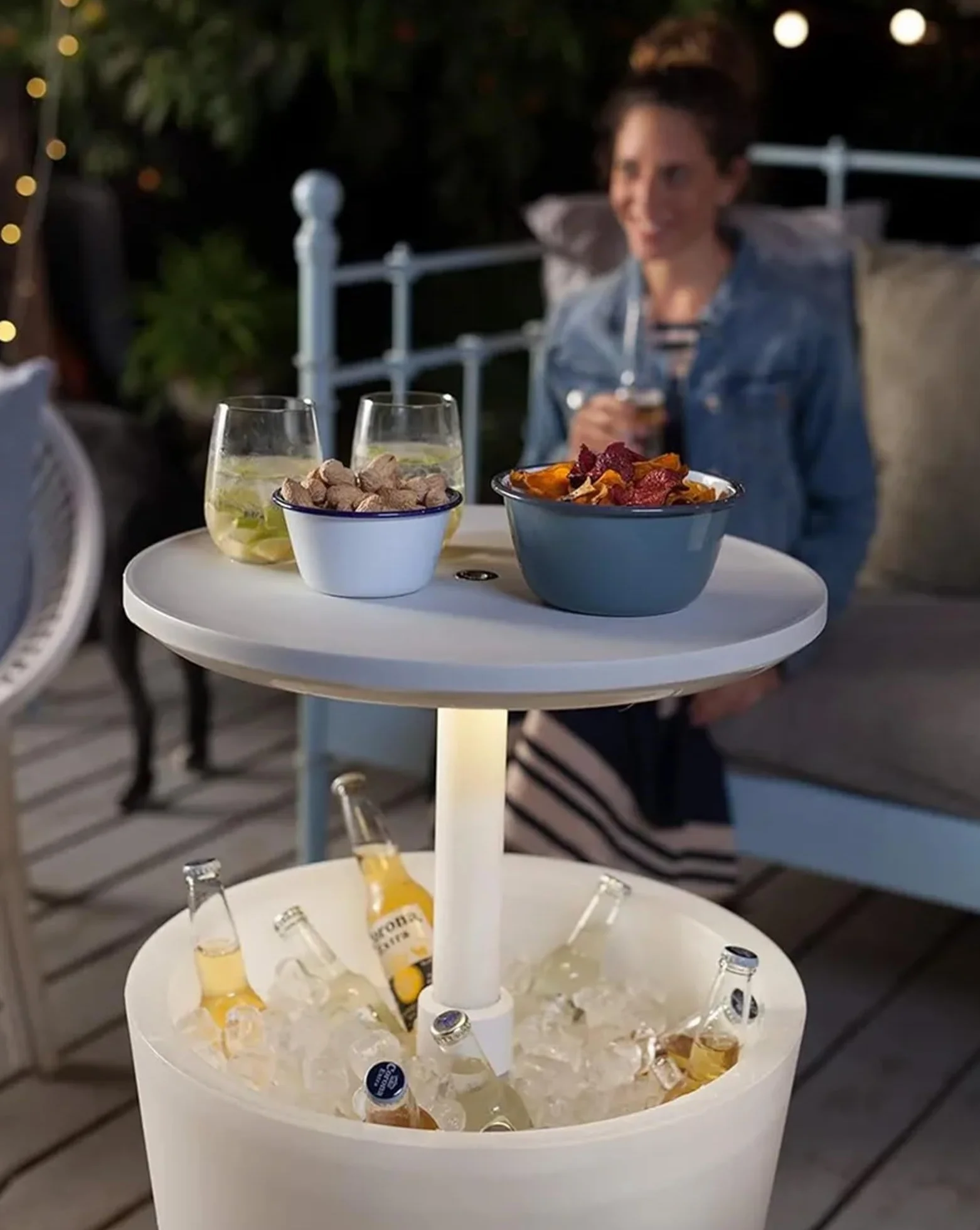 Keter lluminated Cool Bar, weiß, mit LED-Beleuchtung, Cocktailtisch, Beistelltisch inklusive Kühlbox-Funktion, wetterfest, Platz für bis 42 Getränkedosen, ca. L 49,5 x B 49,5 x H 57 cm