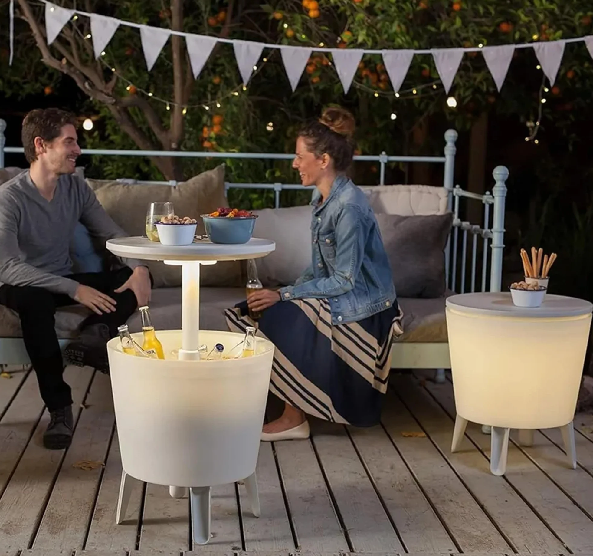 Keter lluminated Cool Bar, weiß, mit LED-Beleuchtung, Cocktailtisch, Beistelltisch inklusive Kühlbox-Funktion, wetterfest, Platz für bis 42 Getränkedosen, ca. L 49,5 x B 49,5 x H 57 cm