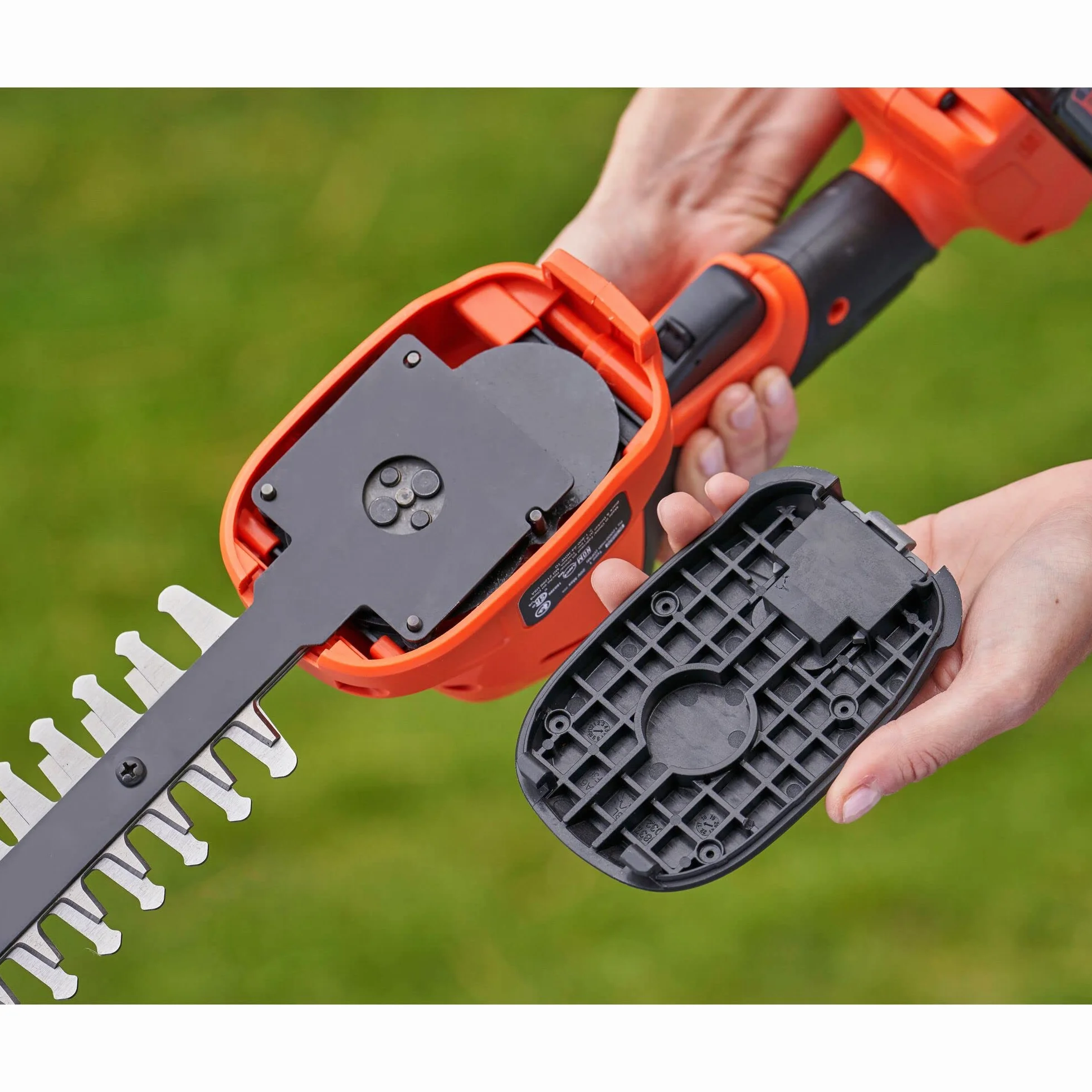 BLACK+DECKER Grasschere und Strauchscheren Akku Set (18V, 2in1 Kombigerät, werkzeugloser Messerwechsel, Laufzeit ca. 60min, inkl. Strauchscherenmesser, Grasscherenmesser) BCSS18B