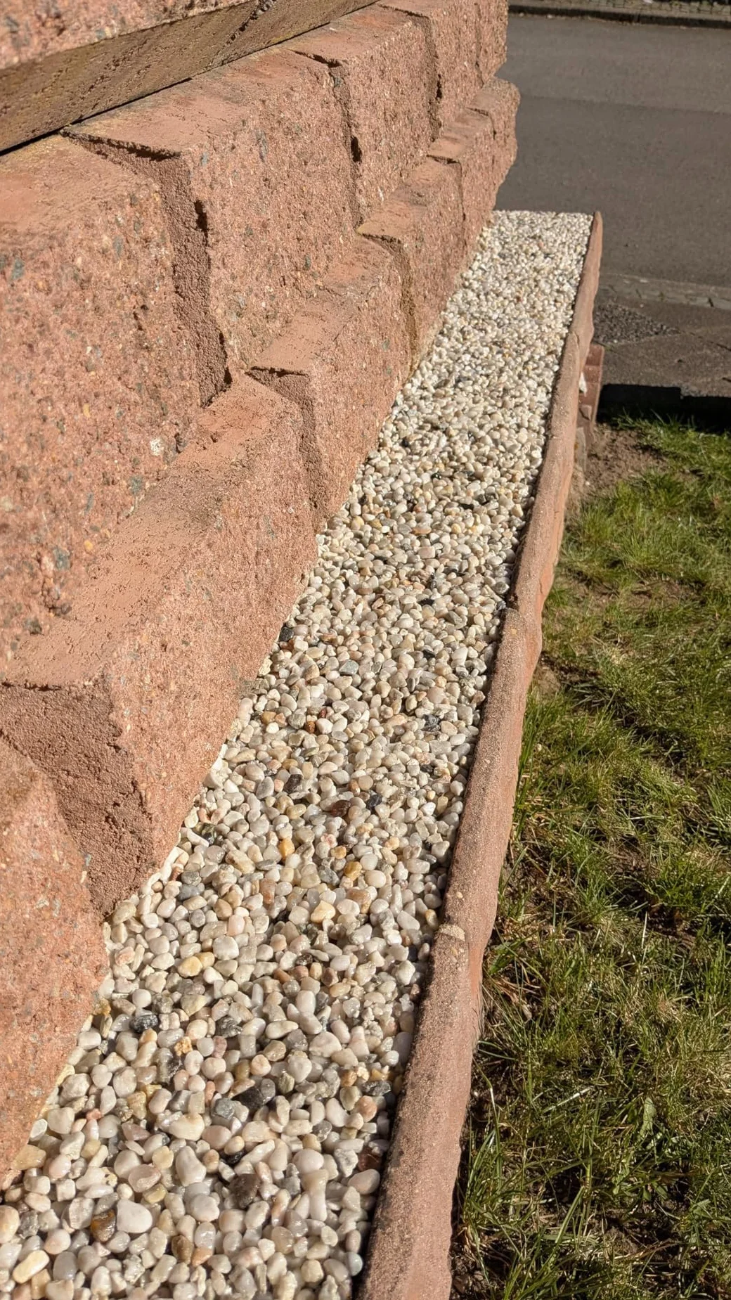Kiesbinder/Kiesverfestiger (10L) Bindemittel für Kies Schotter und Mulch aller Art Mulchbinder Gartenbahn Steinweg Dauerhafte Bindung - Hält bis zu 3 Jahren.