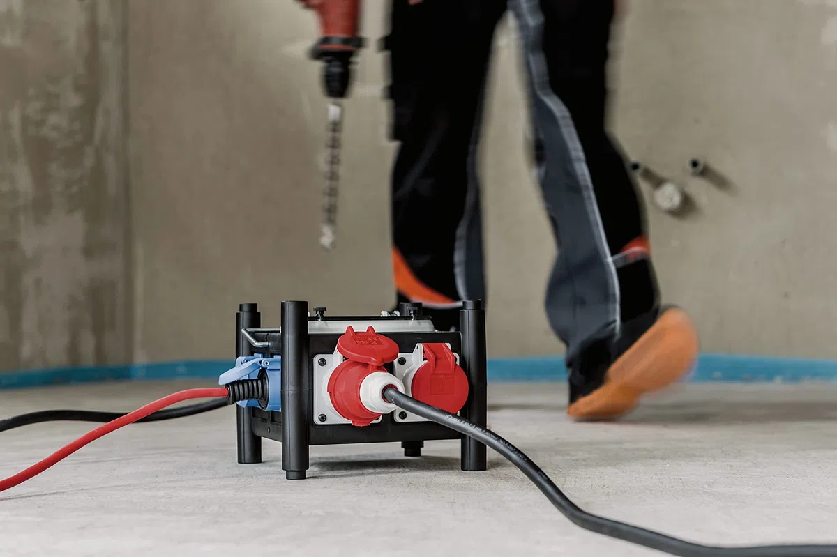 Brennenstuhl Kompakter Gummi-Stromverteiler - Gummiverteiler (1m Kabel, 3X CEE 400V/16A, 3X 230V/16A, Baustelleneinsatz und ständigen Einsatz im Freien, Made in Germany)