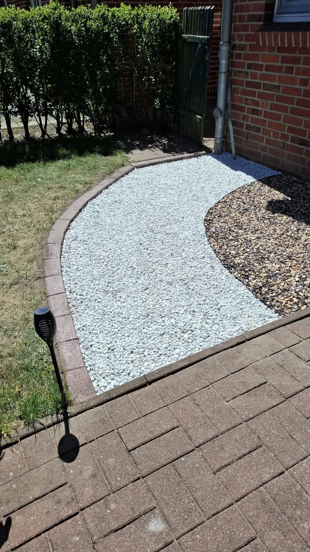 Kiesbinder/Kiesverfestiger (10L) Bindemittel für Kies Schotter und Mulch aller Art Mulchbinder Gartenbahn Steinweg Dauerhafte Bindung - Hält bis zu 3 Jahren.