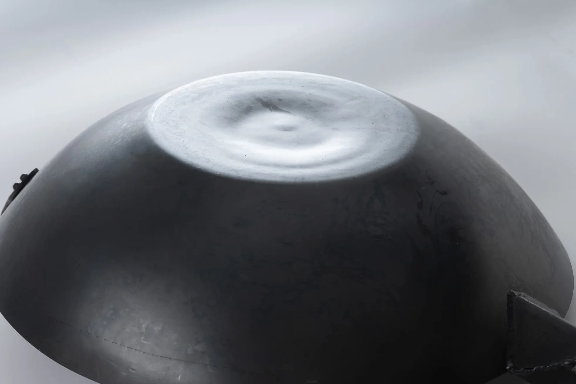 Craft Wok Black13 By Flacher, vorgeworfener Hämmerung Kohlenstoffstahl Wok mit Holz- und Stahlhilfsgriff (13 Zoll, flacher Boden)