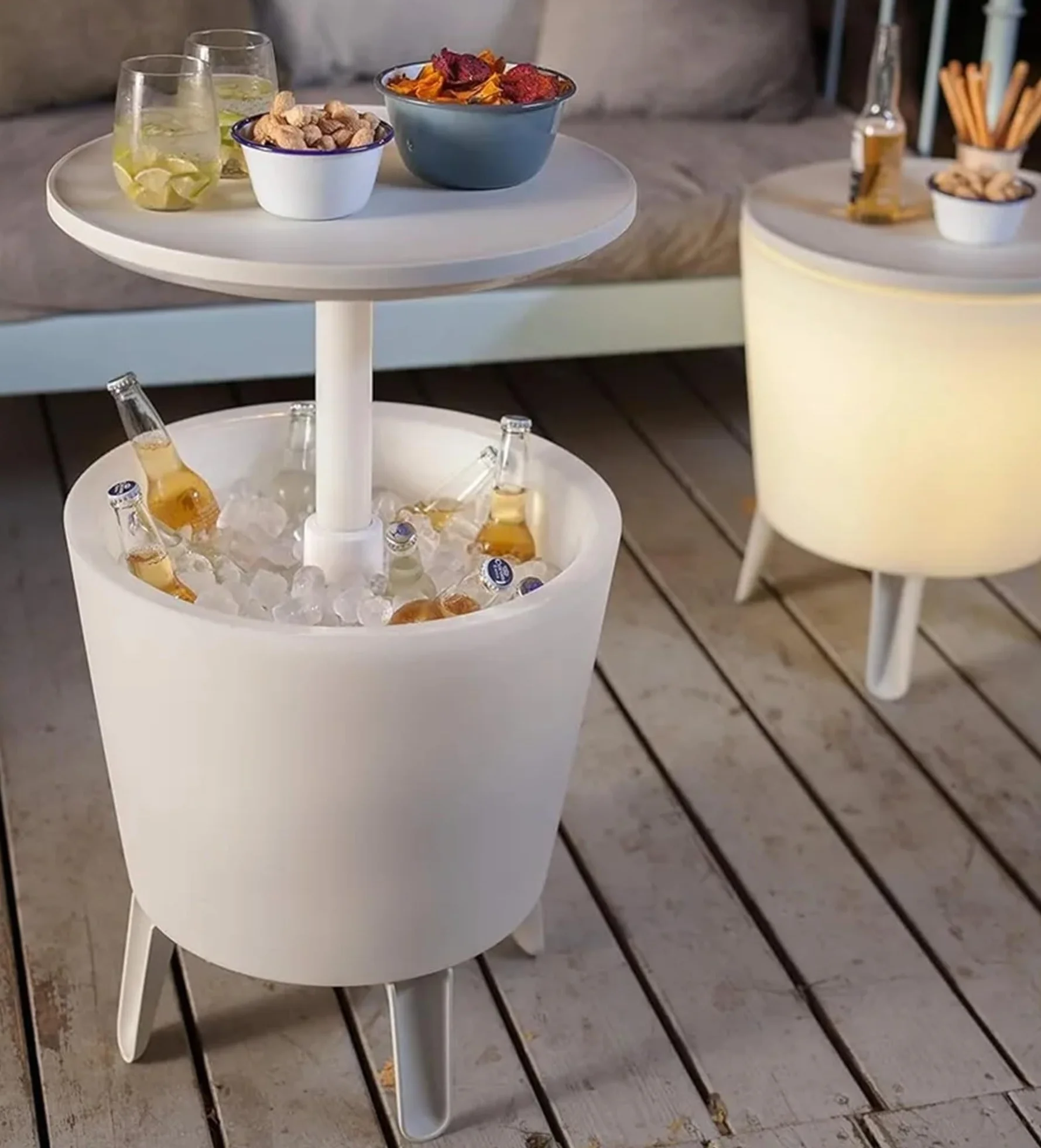 Keter lluminated Cool Bar, weiß, mit LED-Beleuchtung, Cocktailtisch, Beistelltisch inklusive Kühlbox-Funktion, wetterfest, Platz für bis 42 Getränkedosen, ca. L 49,5 x B 49,5 x H 57 cm