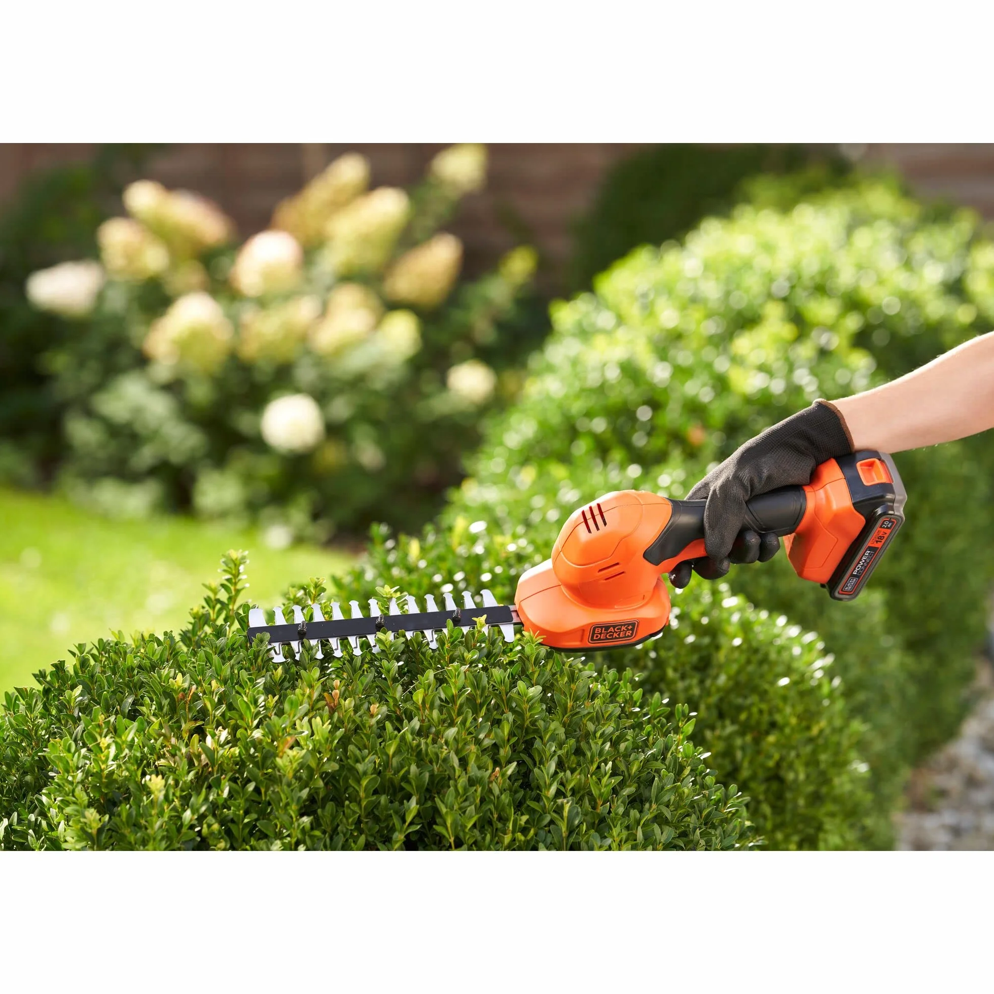 BLACK+DECKER Grasschere und Strauchscheren Akku Set (18V, 2in1 Kombigerät, werkzeugloser Messerwechsel, Laufzeit ca. 60min, inkl. Strauchscherenmesser, Grasscherenmesser) BCSS18B